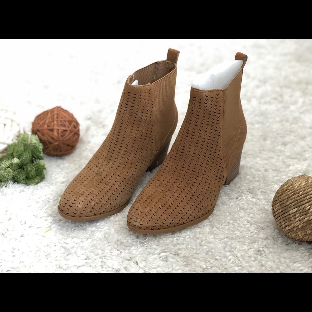 New BareTraps perforated booties heel - Size 5.5